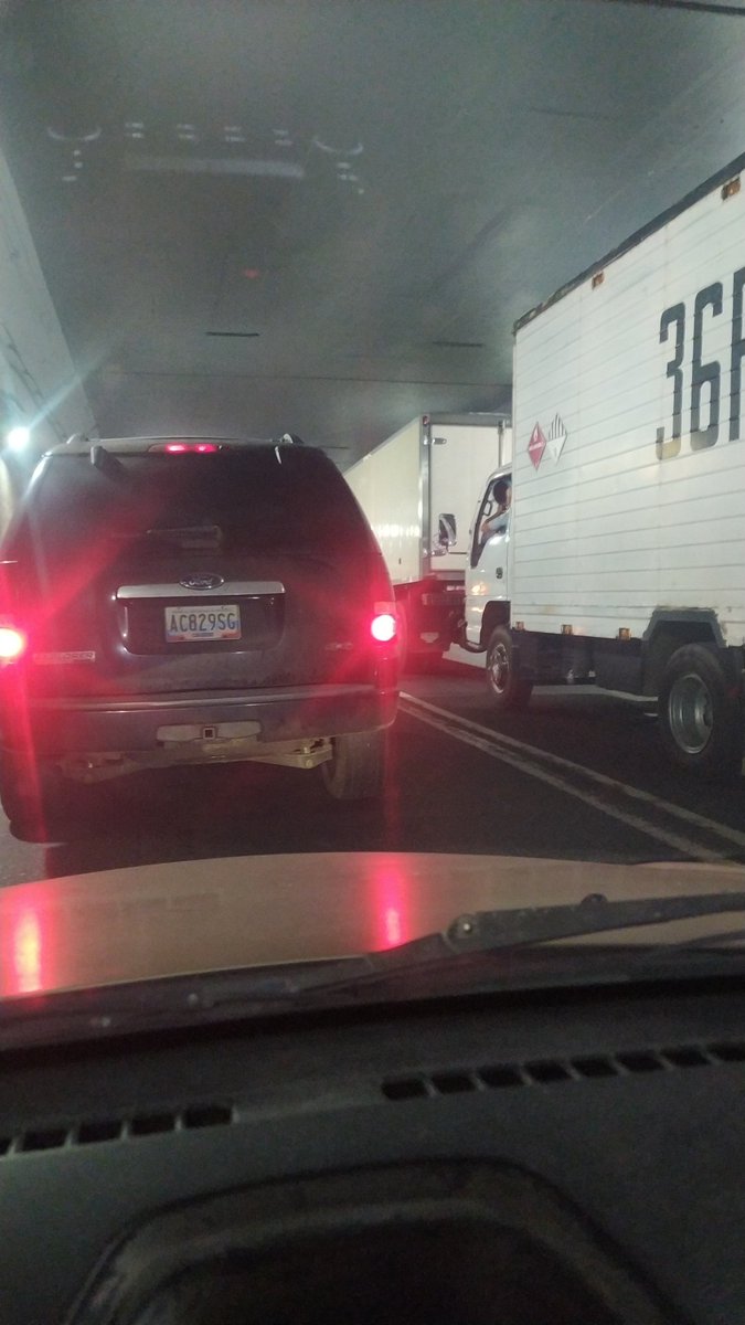 JohaanRon's tweet photo. Parados totalmente en el primer túnel bajando la Caracas - La Guaira. Boquerón 1 https://t.co/56w6plncPl