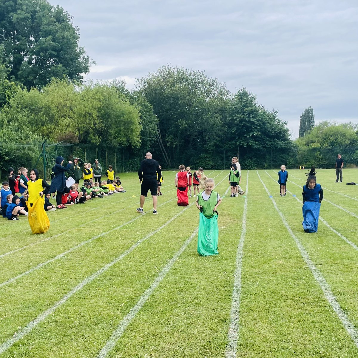 Alligatorsclass's tweet image. Year 3 had a great Sports Day today! Well done to all children and adults who joined in! (even in the rain! ☔️)
Well done to team Europe who won by 1 point! 🏆
@WillowsCE @Geckosclass