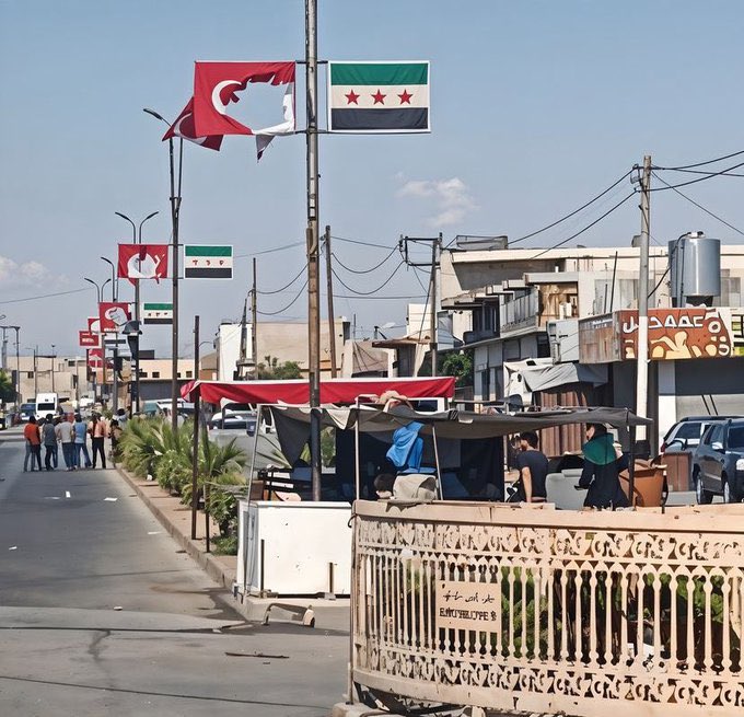 korayaydintr's tweet photo. 🔴Kayseri’den İdlib’e doğru patlayan krizin tek çözümü var: Suriyeliler Suriye'ye! Sığınmacıların tümü ülkelerine! 

❌Sığınmacılar bugün en önemli beka meselemizdir. 

🇹🇷Türk bayrağına uzanan eller kırılmalı, hadleri bildirilmelidir. 

Bugün Kayseri’den Suriye’ye doğru kırılan fay hattı, bütün Türkiye ve Suriye coğrafyasını etkileyecek potansiyel bir tehlike taşıyor. 

AK Parti iktidarının hatalı Suriye politikaları ve kontrolden çıkan sığınmacı ve kaçak akını huzurumuzu bozdu, ekonomimizi bozdu, güvenliğimizi tehdit etti.
Şimdi de bizim sayemizde varlığını sürdüren Suriye idari bölgelerinde şanımız, şerefimiz Türk bayrağını ve Türk vatandaşlarını hedef aldı. 

Bu hal Türkiye’de vatandaşlarımızın vereceği yeni ve haklı tepkilere yol açacaktır. Olası provokasyonlar ise geri dönüşü mümkün olmayan gerginliklere yol açacaktır. 

Toplum, devlet ve siyaset ortak akılla sığınmacı sorununu insani kesin geri dönüş çerçevesinde kararlaştırmalı ve uygulamalıdır. 

Geri Kabul Anlaşması derhal yürürlükten kaldırılmalıdır! 

Dış politikada ise Esad ile temas edilmeli, PKK/PYD-YPG terörüne karşı güvenlik ve sığınmacıların geri dönüşü noktasında anlaşma yolları bulunmalıdır. 

Sayın Erdoğan bugünün en önemli beka meselesi için acilen adım atmalıdır. 

Bu görüntüleri yarın Türkiye’de yaşamamak için yarın değil hemen bugün icraata geçilmelidir.