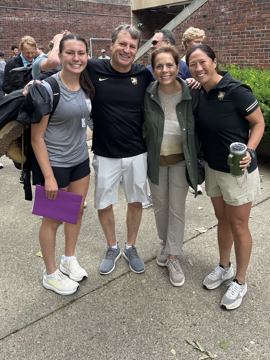 ArmyWP_WSoccer's tweet image. Caught a couple before their final “see you laters!” #RDay