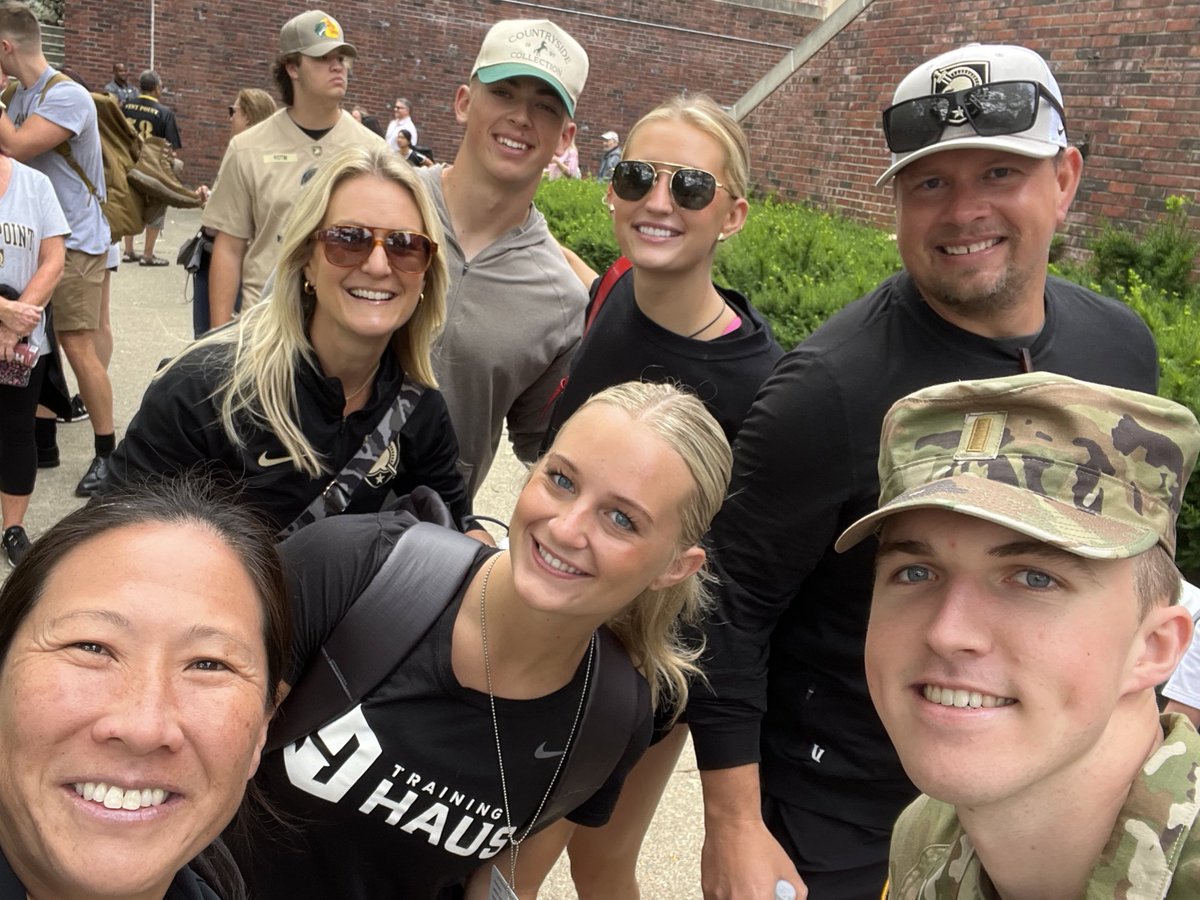 ArmyWP_WSoccer's tweet image. Caught a couple before their final “see you laters!” #RDay