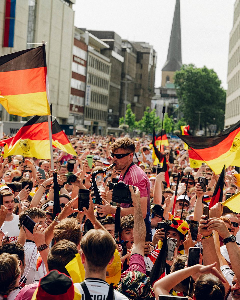 DFB_Team_EN's tweet image. Shoutout to YOU! Our incredible fans - your support has been ABSOLUTELY ELECTRIC!! 😍

Let’s keep the winning feeling going with a massive week ahead! 💪

#DFB #GermanFootball #GermanMNT #EURO2024

📸 DFB/ Philipp Reinhard &amp;amp; Fan Club Nationalmannschaft/ Michalzik