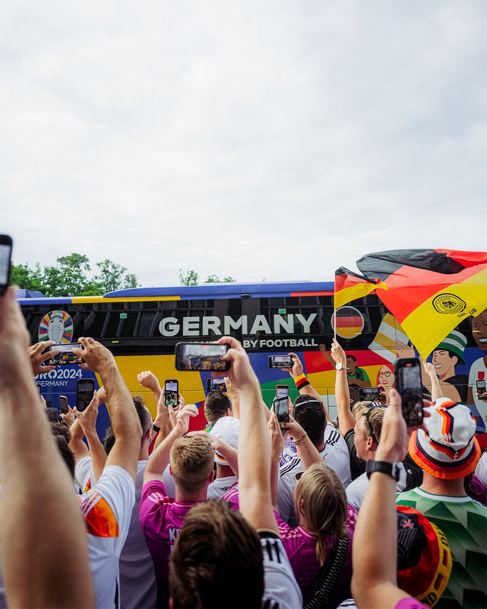 DFB_Team_EN's tweet image. Shoutout to YOU! Our incredible fans - your support has been ABSOLUTELY ELECTRIC!! 😍

Let’s keep the winning feeling going with a massive week ahead! 💪

#DFB #GermanFootball #GermanMNT #EURO2024

📸 DFB/ Philipp Reinhard &amp;amp; Fan Club Nationalmannschaft/ Michalzik