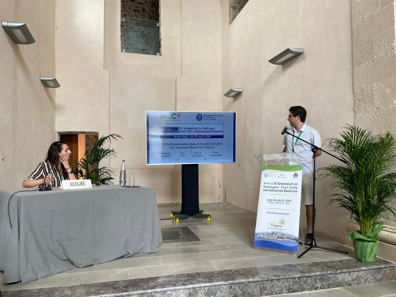 ramoncostacaste's tweet photo. Today, Alejandro Clemente presented our work "Online Experimental State of Health Estimation of a Vanadium Redox Flow Battery" at the IX Symposium on Hydrogen, Fuel Cells and Advanced Batteries, HYCELTEC 2024. #Hyceltec https://t.co/4Yd4a5mxsg