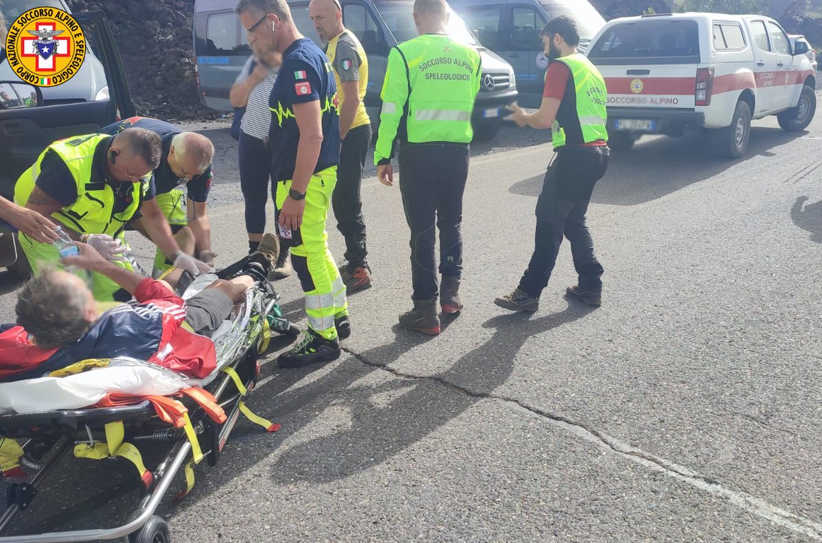 01/07: soccorso turista marchigiano infortunatosi zona cratere Bocca Nuova, area sommitale #Etna nord. Tecnici #CNSAS e militari SAGF GdF hanno raggiunto, immobilizzato e imbarellato l'infortunato per il trasporto a quote inferiori e l'affidamento ai sanitari 118.