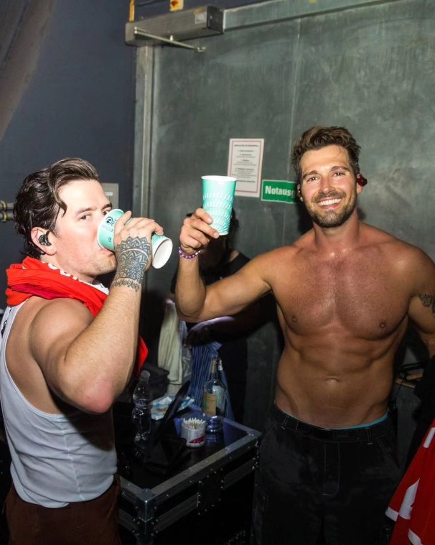 K3DbeltNL's tweet photo. #Repost from @jamesmaslow IG 

What a month in Europe…hard to explain how grateful I am for all of y’all who waited, and showed up for us…be back soon.

📷: @lakejustin

#TeamMaslow #bigtimerush #europe https://t.co/7xVSWQj9zw