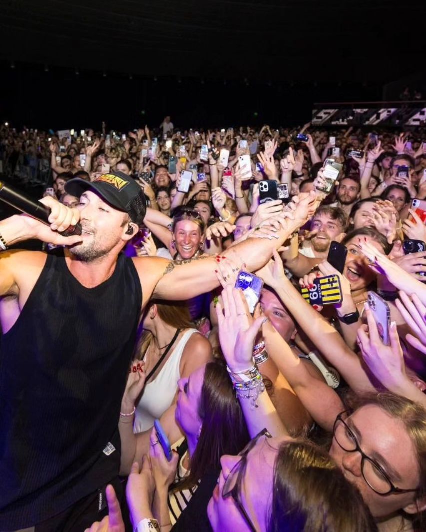 K3DbeltNL's tweet photo. #Repost from @jamesmaslow IG 

What a month in Europe…hard to explain how grateful I am for all of y’all who waited, and showed up for us…be back soon.

📷: @lakejustin

#TeamMaslow #bigtimerush #europe https://t.co/7xVSWQj9zw