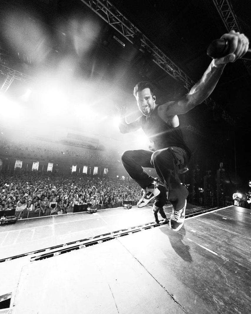 K3DbeltNL's tweet photo. #Repost from @jamesmaslow IG 

What a month in Europe…hard to explain how grateful I am for all of y’all who waited, and showed up for us…be back soon.

📷: @lakejustin

#TeamMaslow #bigtimerush #europe https://t.co/7xVSWQj9zw