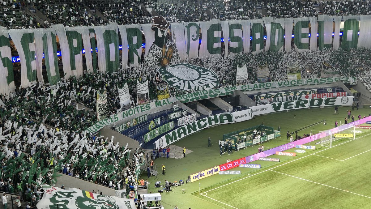 reporterfragoso's tweet photo. O mosaico da torcida do Palmeiras diante do Corinthians:

"Seu pior pesadelo - Quantas noites mal dormidas, em claro, você já passou?" https://t.co/fj46GGJayd