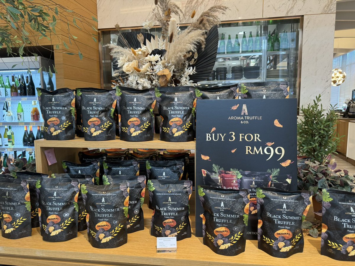 fchisa0228's tweet photo. 🇸🇬発祥の高級ポテトチップ
『 Aroma Truffle』
高級な黒トリュフを乾燥させ厚みのあるリッジカット
日本で購入すると100g2100円だが
🇲🇾では100g 42rm
Pavilion KLはBuy 3 for 99rm
オシャレなパッケージでお土産に大量購入
喜んでくれると嬉しいなぁ〜☺️

#マレーシア
https://t.co/srx5KmwDHm https://t.co/iU66FgotLd