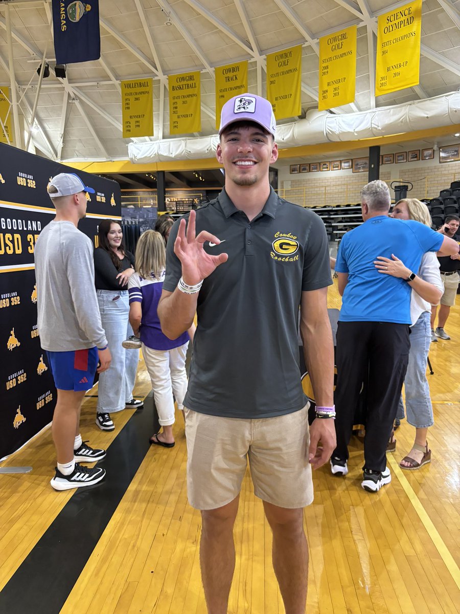 sportsinkansas's tweet photo. You’re looking at the highest ranked football recruit in Kansas State University history. Linkon Cure of Goodland HS (6-6 225 ⭐️⭐️⭐️⭐️⭐️ 2025 TE) is staying in his home state. #sportsinkansas photo: Chet Kuplen https://t.co/vateX28jJ2