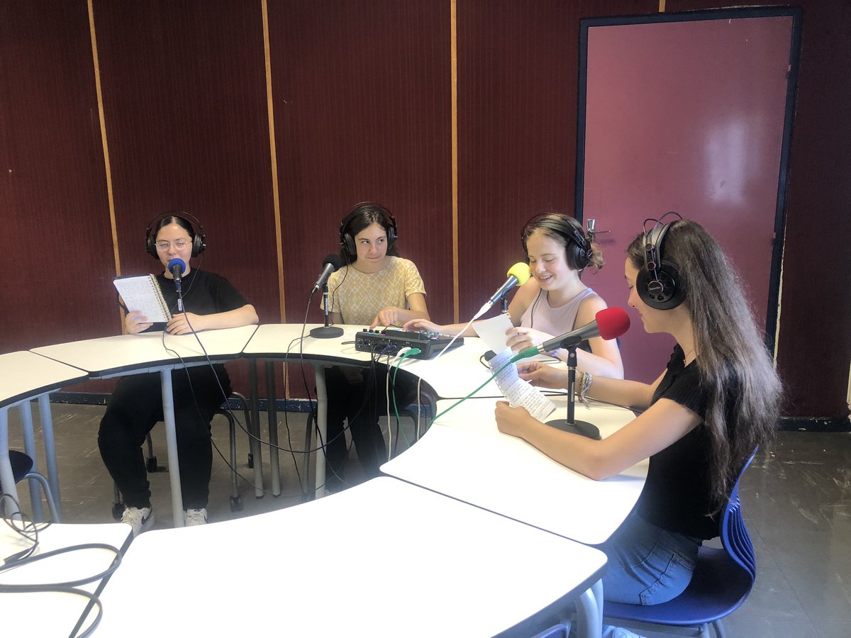 Les élèves de la classe média du collège Pierre Mendès France ont enregistré leurs premières émissions dans leur studio. Ils sont prêts à diffuser dès la rentrée leurs premiers #podcasts sur les ondes de leur #webradio Presse Média inFo.
<a href="/dane_nancy_metz/">DRANE Nancy-Metz</a>