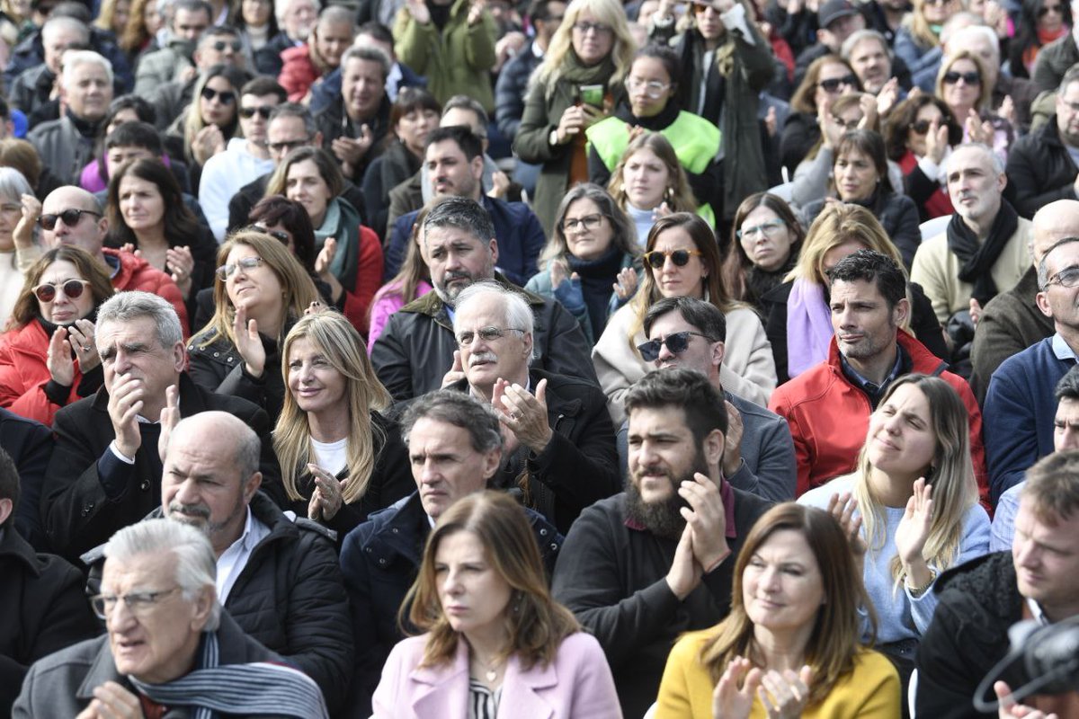 Kicillofok's tweet photo. Durante 50 años intentaron mil veces dar por muerto el legado de Perón. En el siglo XXI fueron Néstor y Cristina quienes le devolvieron al peronismo la fuerza transformadora que le dio protagonismo a los trabajadores, al pueblo que había sido marginado de la vida política y social.
