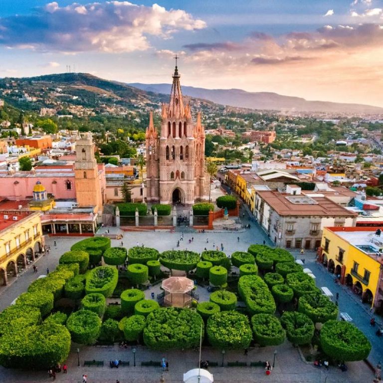 CentroUrbano's tweet photo. 🏙️💰De acuerdo con #HelloSafe, el 40% de los mexicanos considera que invertir en bienes raíces es una de las opciones más atractivas en la actualidad. Pero, ¿cómo elegir el lugar adecuado para invertir? Aquí tienes 5 ciudades en México que destacan en el mercado inmobiliario este 2024👉https://t.co/vf2A1oq7jZ