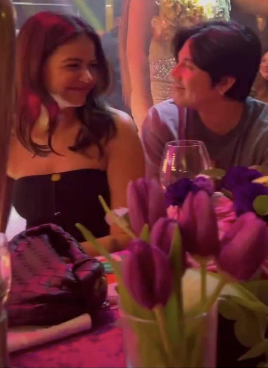 sofiemarie0209's tweet photo. Ganito kasi yan. Hindi umamin ng derechahan si Ja9 abt her relasyon kay Paulo. Ang sabi lang niya “what u see is what u get.” Dahil sa mga kilos at mga kaganapan ng 2 ( P at J) ang conclusion ng mga fans nila ay sila na. Bahala ka ng mag bigay ng sarili mong opinion w/ this pics: https://t.co/TmfwkNoXrn