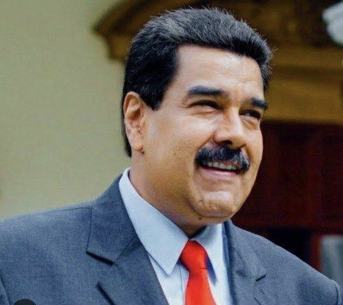 OscarSchemelM's tweet photo. ¡ GANE QUIEN GANE SE MANTENDRÁN LAS SANCIONES ! 

Gane quien gane las próximas elecciones presidenciales, se mantendrán las sanciones de Estados Unidos contra la economía venezolana, especialmente contra la industria petrolera. Estas sanciones buscan establecer un control permanente sobre la economía de Venezuela, independientemente de quién sea el presidente. La estrategia de la Casa Blanca incluye determinar la producción, venta y asociación de petróleo, además de influir en los precios del mercado global y doméstico de hidrocarburos. Los ajustes y alivios de las sanciones se gestionan según los intereses de Estados Unidos, condicionando los ingresos de Venezuela. Sólo una política exterior (y petrolera)
independiente y soberana, que no esté doblegada a ningún bloque de poder y que multiplique nuestros mercados globales, puede derrotar con éxito las pretensiones norteamericanas por tutelar nuestra economía e impedir que seamos sometidos a un nuevo coloniaje.