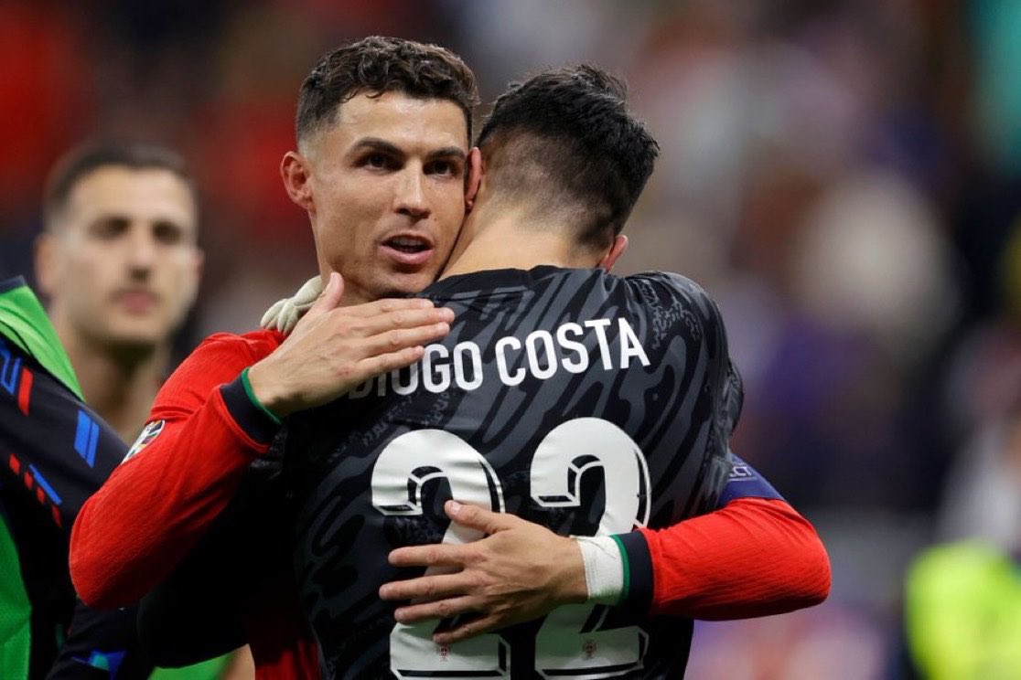 🚨 Diogo Costa:

“Ronaldo é uma grande personalidade e foi decisivo para nós no início na disputa de pênaltis. Foi ele quem traçou o caminho para nós, ele é o nosso líder.”