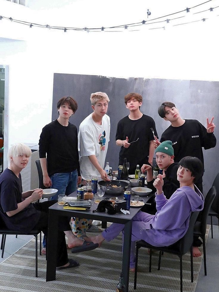 hourlyhyungline's tweet photo. bts of the day https://t.co/sOsL0qaOWq