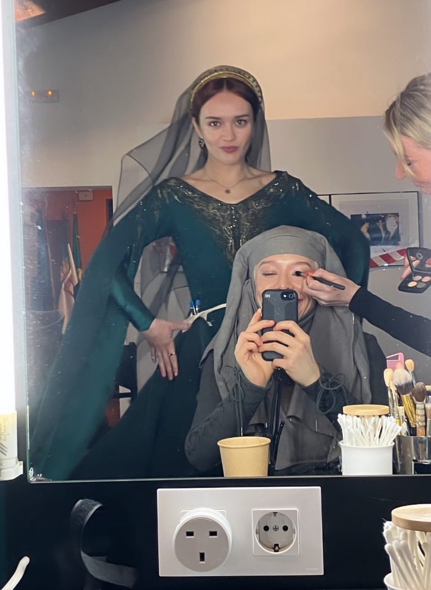 FilmUpdates's tweet photo. Olivia Cooke and Emma D’Arcy behind the scenes of ‘HOUSE OF THE DRAGON’ https://t.co/F4eVpdDbeR