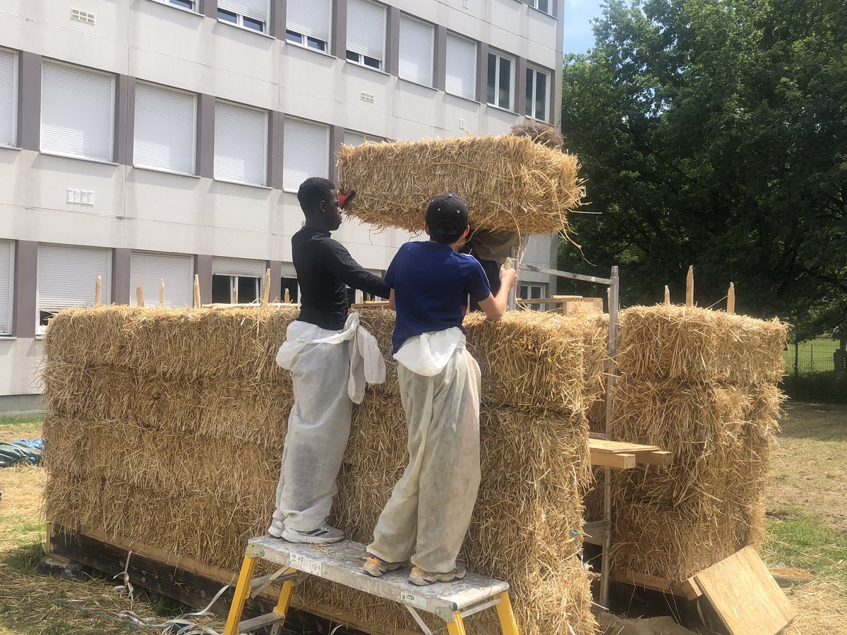 L’atelier #écologique #passif et #bioclimatique sort de terre au collège PMF, porté par des élèves de 4e prêts à sacrifier leur temps libre pour se consacrer à ce projet d’envergure, dont les enjeux environnementaux sont d’actualité !