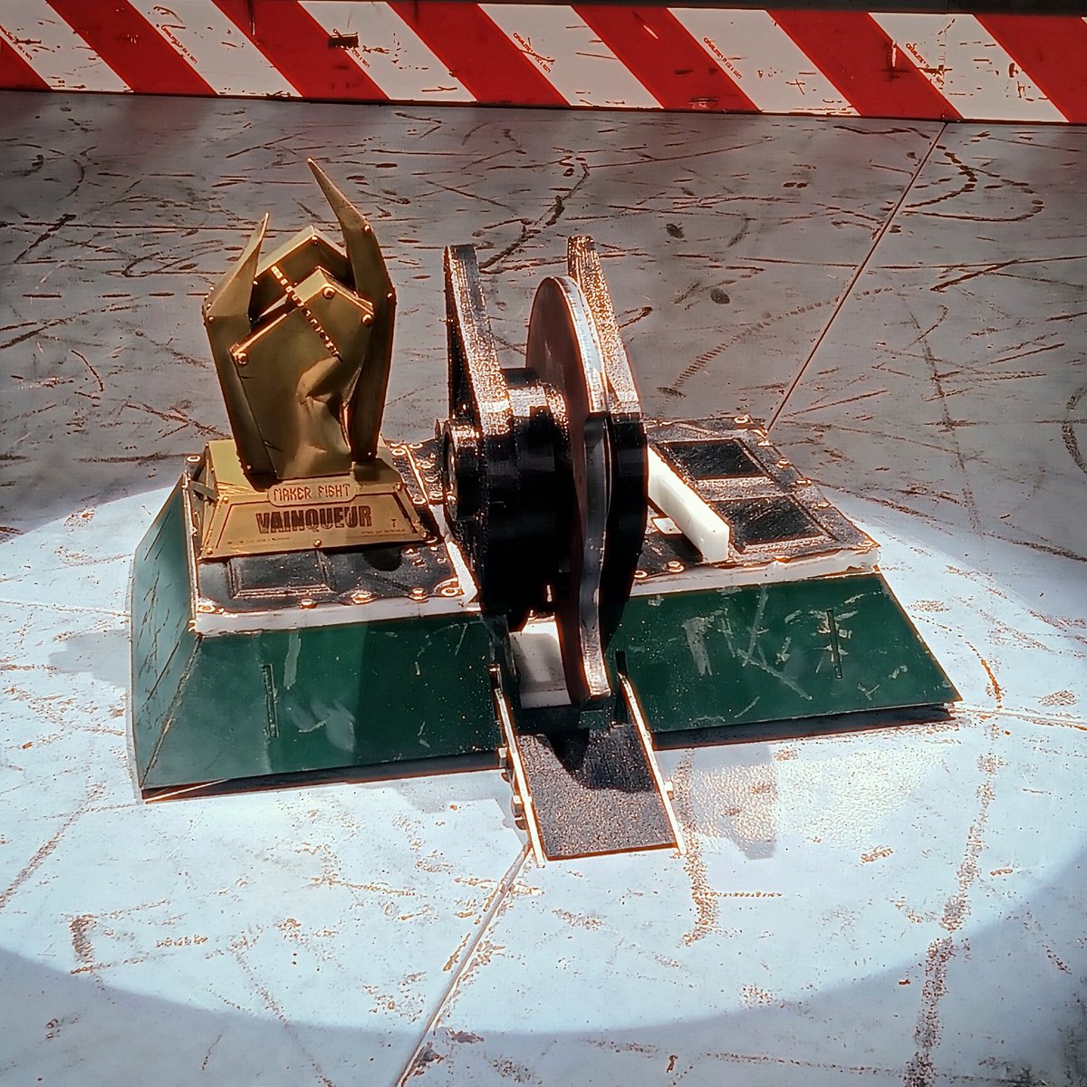 Bravo à T-RAEX pour sa victoire à #Makerfight 2024 !
Son pilote, Alexandre, est prêt à relever le défi et défendre son titre l'an prochain.