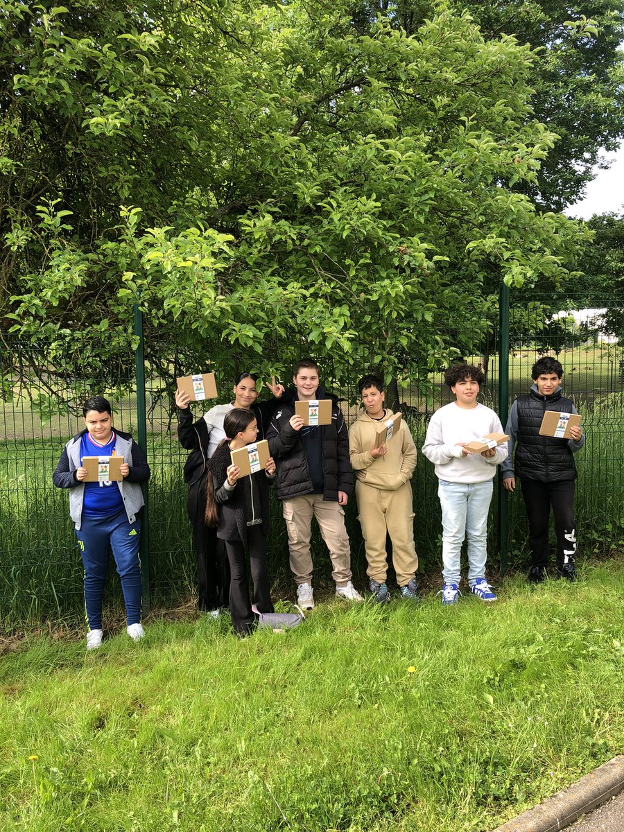 Les élèves du dispositif Ulis ont relevé les défis du projet L’arbre à l’école proposé par <a href="/waterfamily_/">Association Water Family</a> et ont été récompensés de leur assiduité et investissement sur l’année par un chouette livret « arbre, sol, eau » et un kit de plantations.
Les graines vont pouvoir germer…