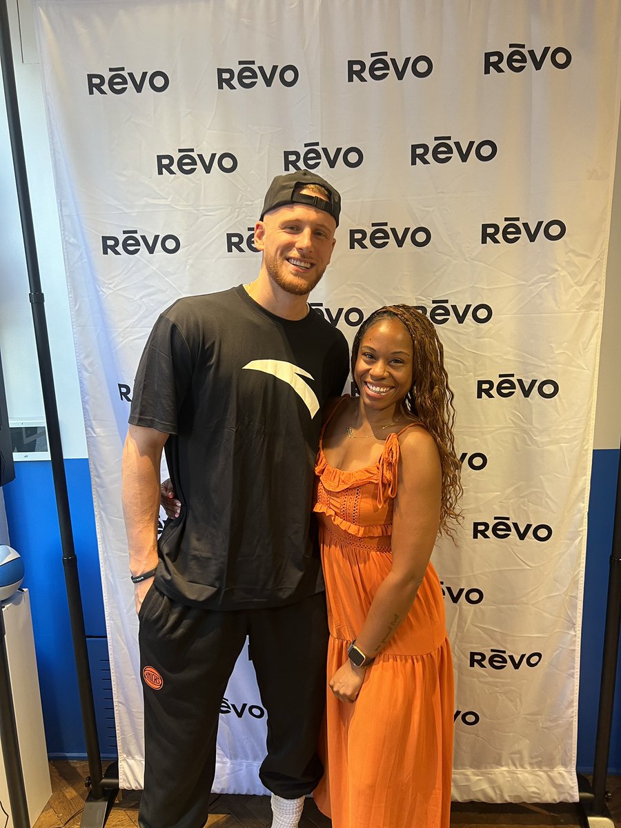Nissa432's tweet photo. Finally got to meet one of the #NovaKnicks #NYC #Soho #knicksfantv #knicks https://t.co/auxu4fB5BN