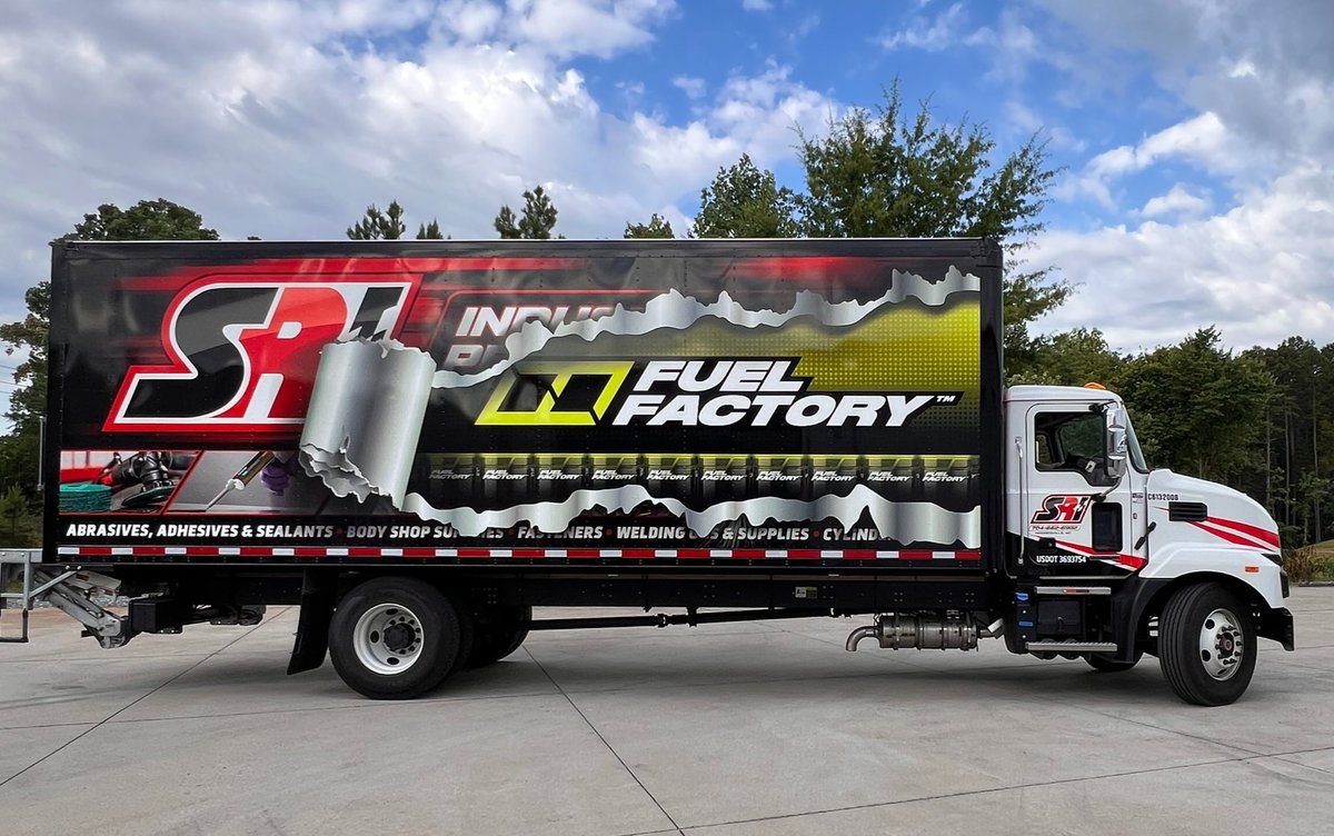 SRIPerformance's tweet image. 🚚✨ Check out our brand new @FuelFactory that just rolled in! A huge shout-out to @redeyedesigns for turning this dream into a reality. 💭 We're all fueled up and ready to hit the road! 🎉 #FuelFactory #NewWheels #TruckUnveiling #ThanksRedEyeDesigns