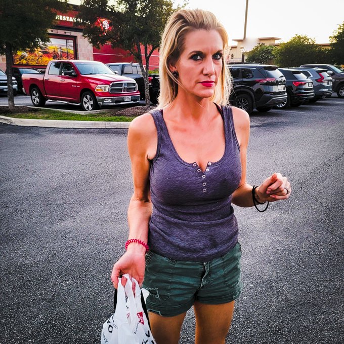 No booze.  No deserts.  How the hell does lunch for 4 cost $200??  How does anyone go out to eat? https://t