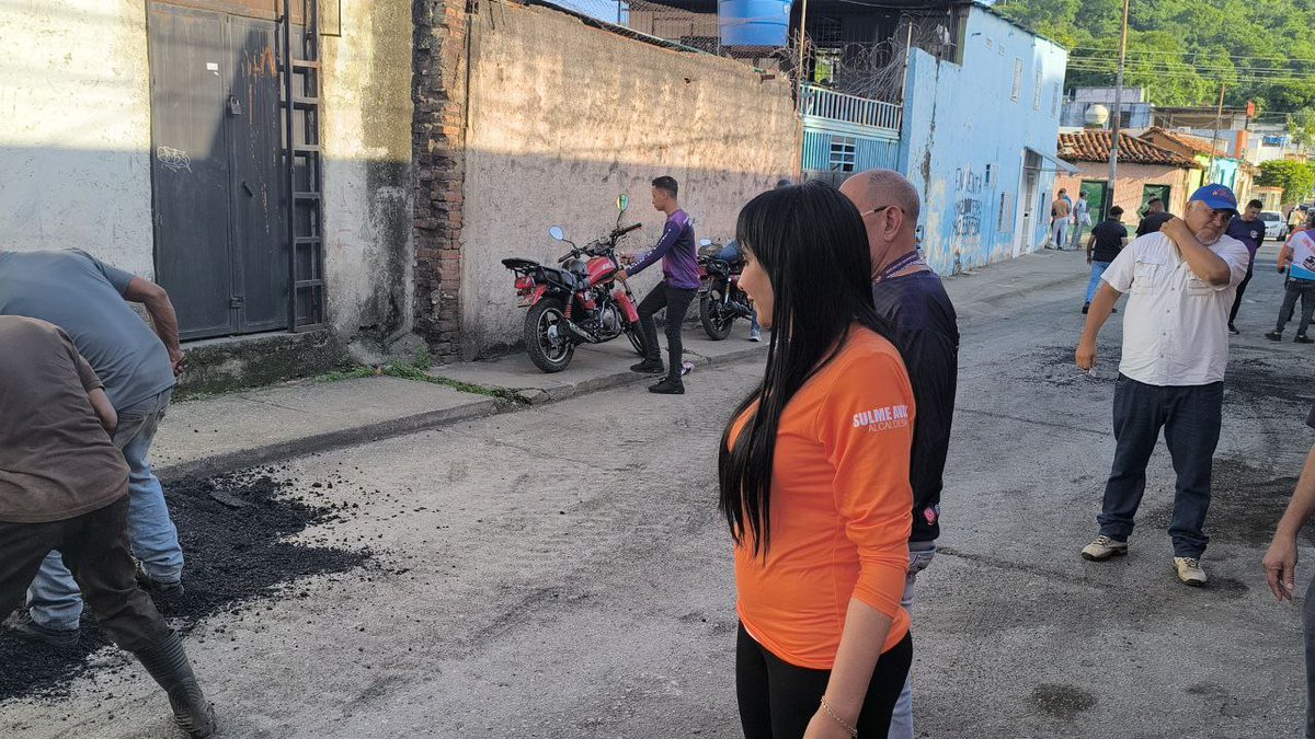 sulmeavila's tweet photo. #01Julio Después de una prolongada espera, retomamos el Asfaltado Quinn en el Municipio Roscio. La rehabilitación de la calle Roscio es un paso significativo hacia la modernización del casco central. #VamosPorMás #TrabajandoMásQueHablando https://t.co/6tdOy5Z1C5