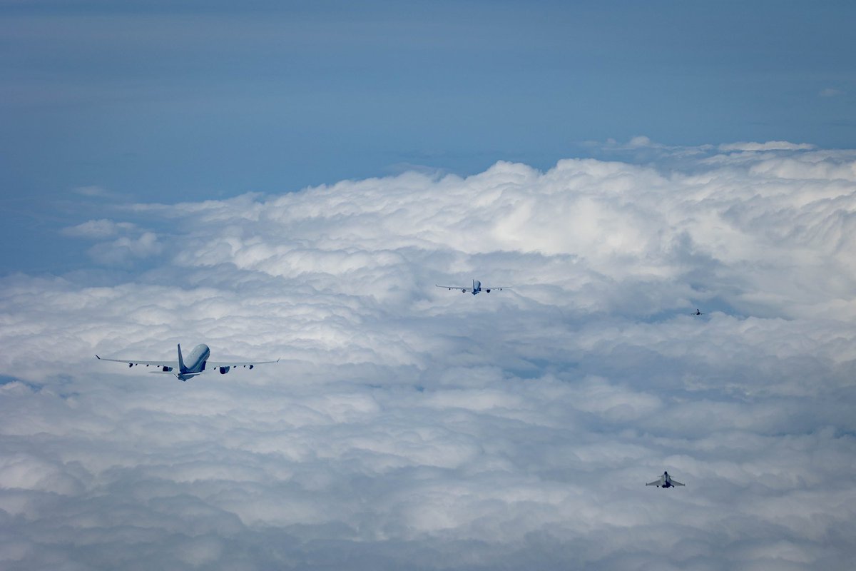A330_MMU's tweet photo. A total of six #A330MRTT, two from @Armee_de_lair and four from the #MMU, just arrived to Elmendorf AFB after we successfully trailed 16 fighters 🇩🇪🇪🇸🇫🇷 across Canada in the biggest and most complex combined formation we’ve ever flown.
#strongertogether #PacificSkies https://t.co/hw3m1L5Ozt