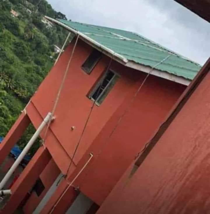 One thing about #Caribbean people is we are ever resourceful. 

I’m not sure which island this picture was taken in, but someone tied their roof down. 

I love us! 🥰🙏🏾

#HurricaneBeryl
