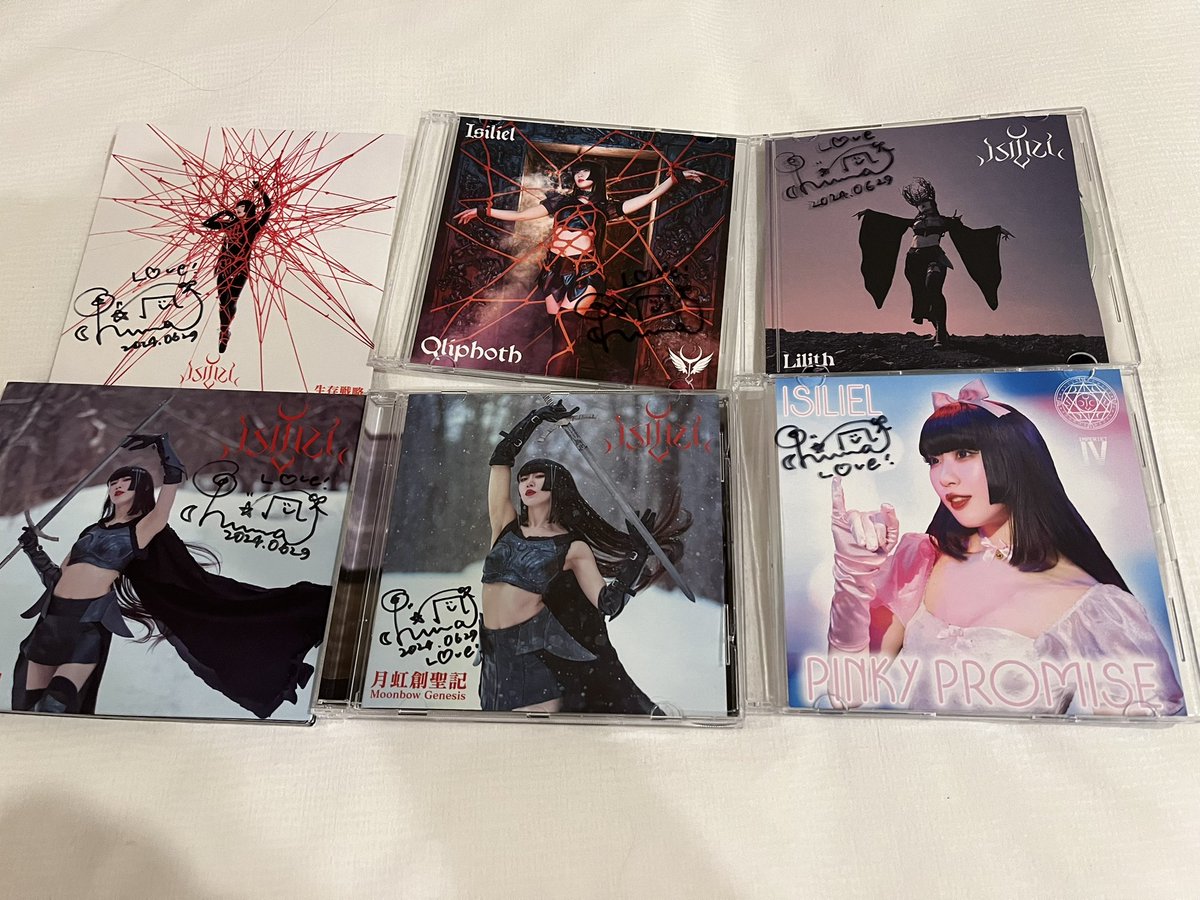 RaijinRock's tweet photo. The iconic Idol Metal singer @himari_tsuki is one of the kindest, sweetest people I’ve ever met. I don’t know how she finds the energy to spend so much time with fans both before and after the show. So happy to have these signed CDs. #jmetal #jrock https://t.co/D2rAs38xW6