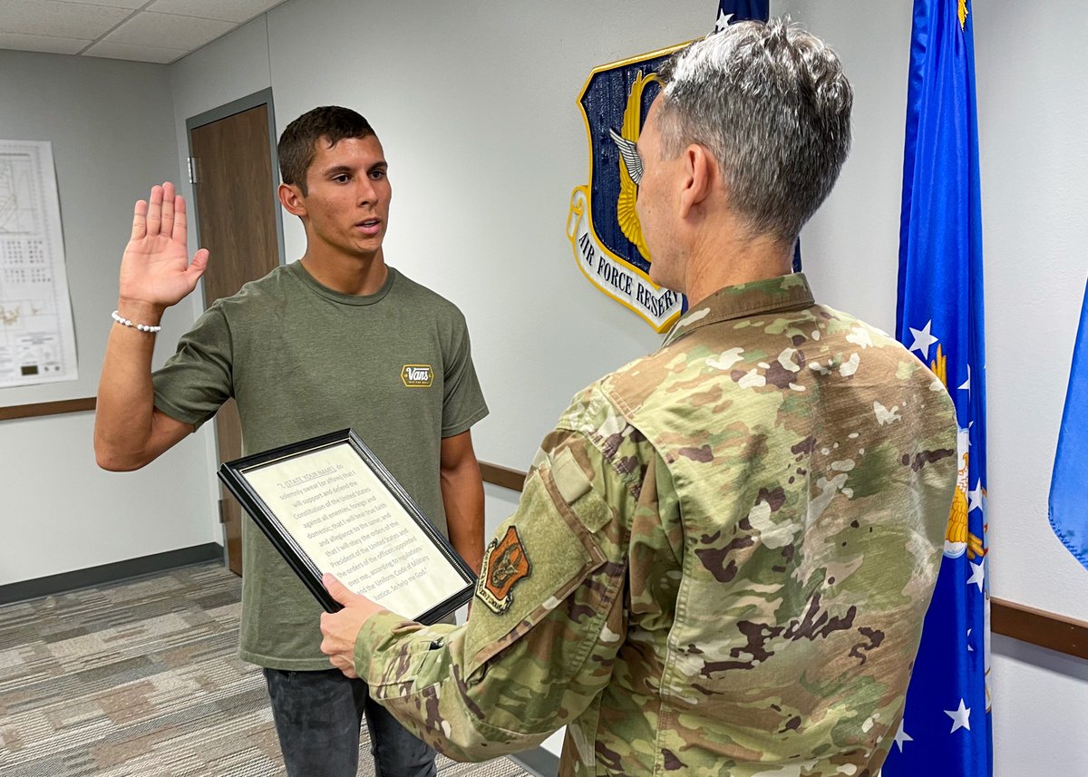 507arw's tweet photo. Celebrating a new Citizen Airman! 

Join us in congratulating Dakota Michelson as he takes the oath of enlistment and becomes a proud Citizen Airman in the U.S. Air Force Reserves!

Dakota will be joining our Fleet Management and Analysis team. https://t.co/CUEeliIS9g