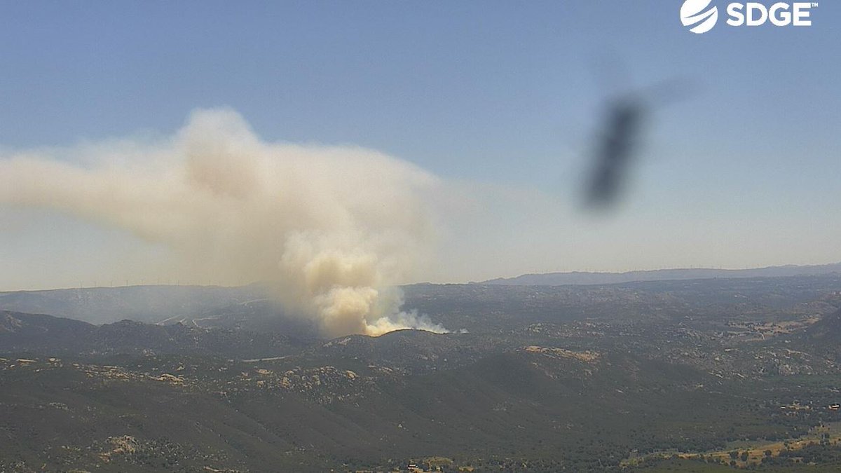 ClevelandNF's tweet image. #KitchenFIre off Kitchen Creek Road is currently 25 acres, moderate rate. 13 engines, 4 crews, 6 aircraft responding. Smoke is visible from the I-8 and surrounding communities.