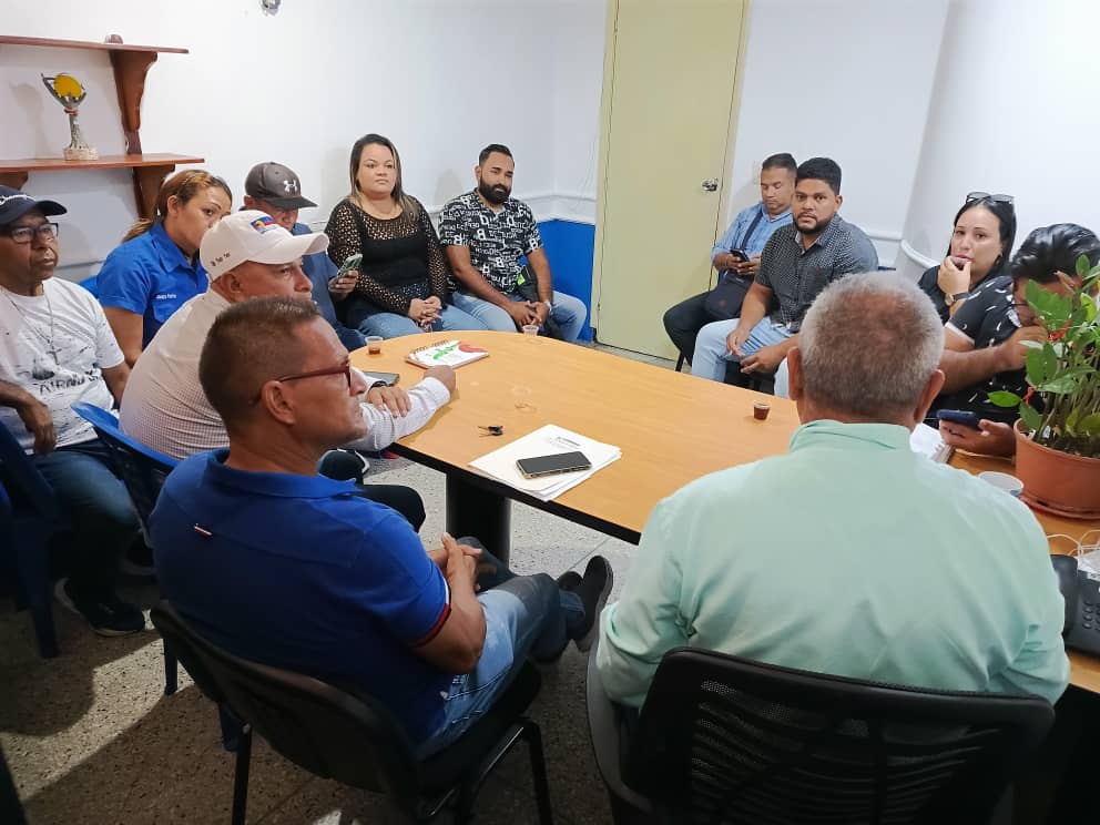 CojedesUNT1's tweet photo. #1Jul|| Iniciamos mes y seguimos trabajando!

Con lineamientos del pdte. @VillanuevaUNT, se encuentra reunido el equipo de la sala situacional de #UNTCojedes, planificando actividades para dar inicio a la gran fiesta electoral por la restructuración de la democracia éste #28Jul. https://t.co/Xm8vU7IlPQ