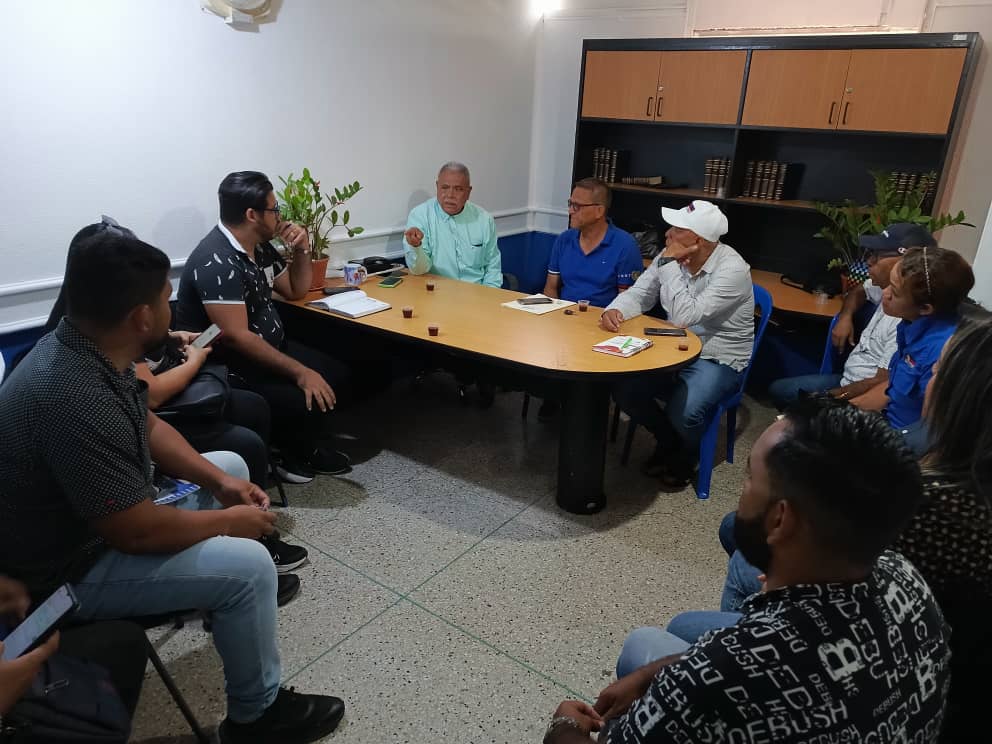 CojedesUNT1's tweet photo. #1Jul|| Iniciamos mes y seguimos trabajando!

Con lineamientos del pdte. @VillanuevaUNT, se encuentra reunido el equipo de la sala situacional de #UNTCojedes, planificando actividades para dar inicio a la gran fiesta electoral por la restructuración de la democracia éste #28Jul. https://t.co/Xm8vU7IlPQ