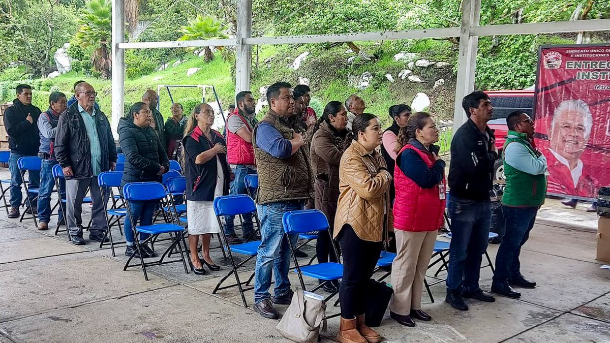 Herminio_CahueC's tweet image. En #Temascaltepec entregamos chalecos y equipo de trabajo a 14 delegados del sector central, en beneficio de 476 agremiados. Me gusta estar cerca de la gente, y estos encuentros me motivan a continuar trabajando para generar condiciones de bienestar para la familia #suteymista.