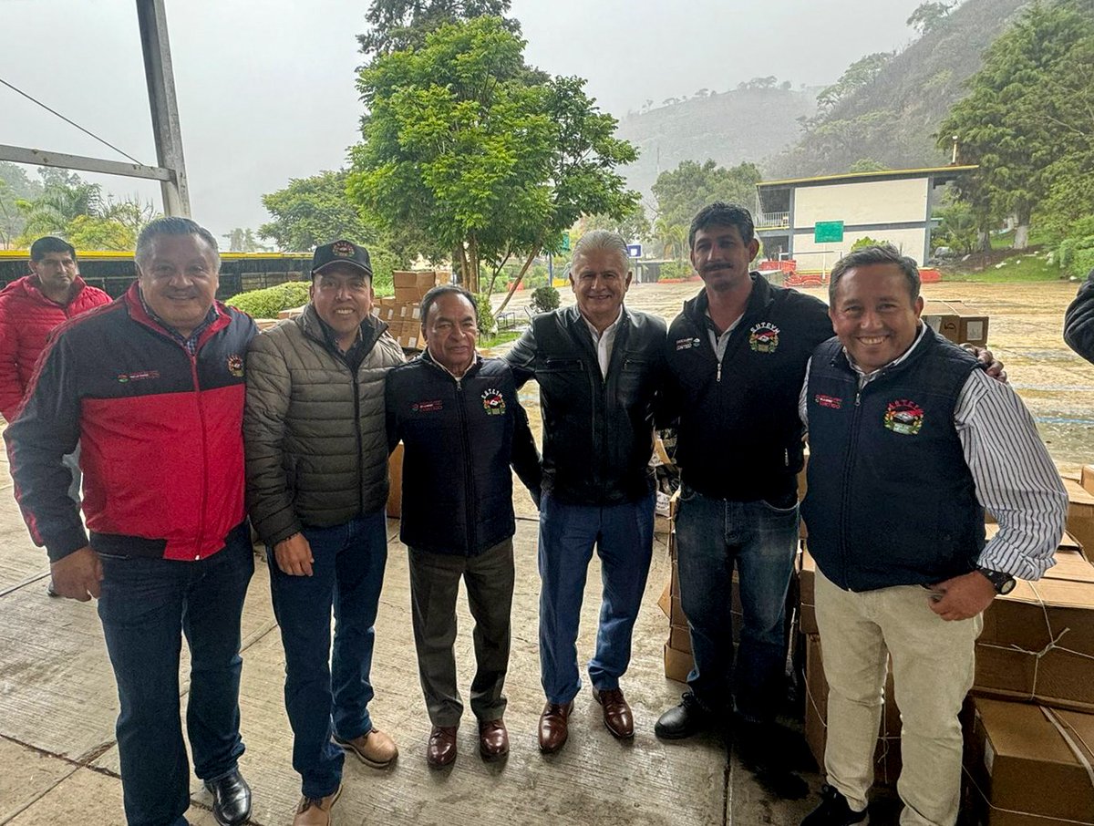 Herminio_CahueC's tweet image. En #Temascaltepec entregamos chalecos y equipo de trabajo a 14 delegados del sector central, en beneficio de 476 agremiados. Me gusta estar cerca de la gente, y estos encuentros me motivan a continuar trabajando para generar condiciones de bienestar para la familia #suteymista.