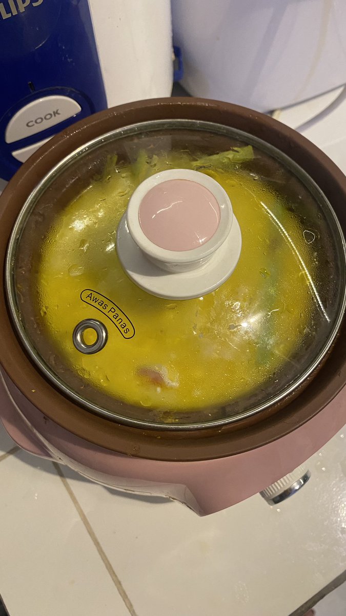 ptriwh's tweet photo. akhirnya nyala lampu langsung buru buru masak, takut keburu mati lampu lagi😩 https://t.co/AyeAb7ER7T