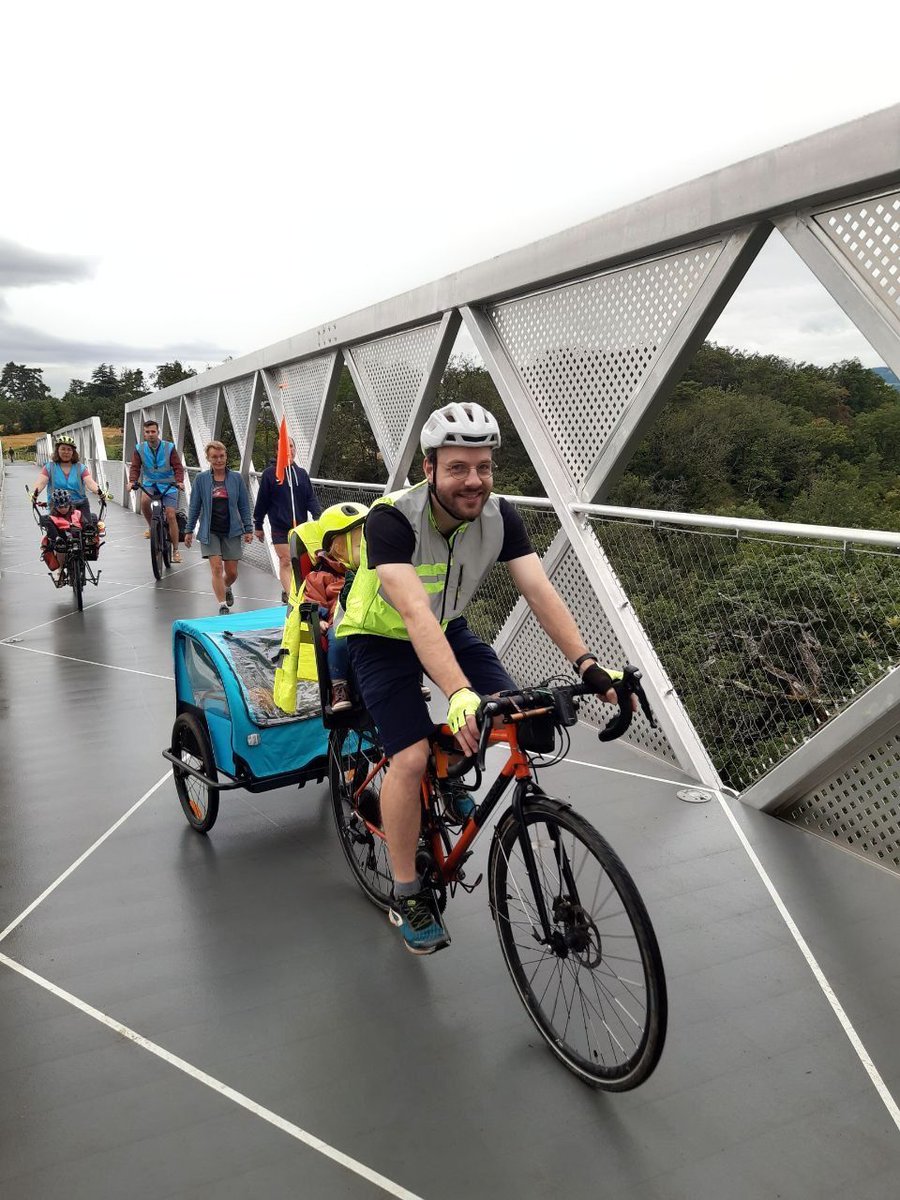 LaVilleaVelo's tweet photo. 🎼« Quand on partait de bon matin, Quand on partait sur les chemins, À 🚲! Nous étions quelques bons copains, Y avait Fernand, y avait Firmin, Et puis Paulette ! »
C’était hier, le #Velotour de l’Ouest Lyonnais ➡️ la passerelle de l’Yzeron: 100% INTERGÉNÉRATIONNEL👨🏼🦳🫶🏻👶! https://t.co/5ejxSHxK92