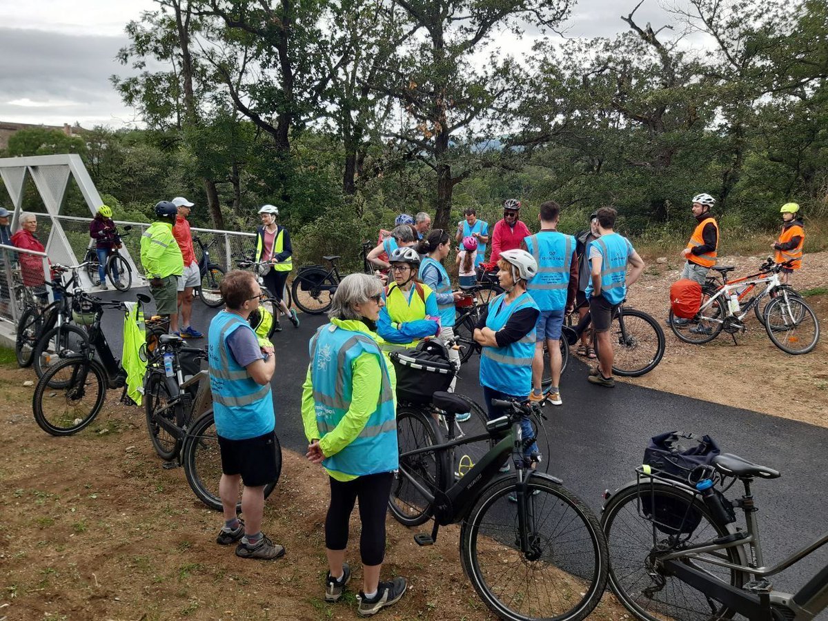 LaVilleaVelo's tweet photo. 🎼« Quand on partait de bon matin, Quand on partait sur les chemins, À 🚲! Nous étions quelques bons copains, Y avait Fernand, y avait Firmin, Et puis Paulette ! »
C’était hier, le #Velotour de l’Ouest Lyonnais ➡️ la passerelle de l’Yzeron: 100% INTERGÉNÉRATIONNEL👨🏼🦳🫶🏻👶! https://t.co/5ejxSHxK92