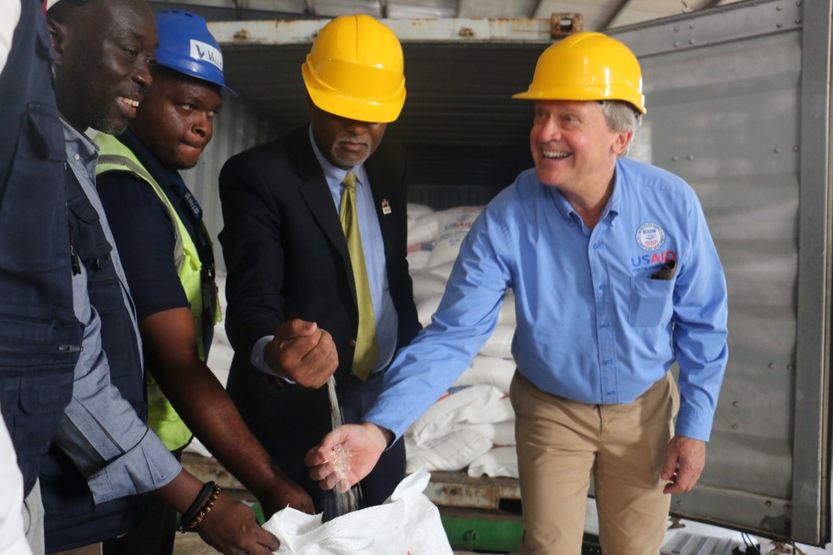WFP_Cameroon's tweet photo. #Cameroon🇨🇲

@USAIDSavesLives delegation toured @WFPSupplyChain Douala base seeing how the American people generous donation is stored and transferred to assisted countries 🇨🇲🇹🇩🇨🇫.

#SavingLives https://t.co/lJAKm84bXp
