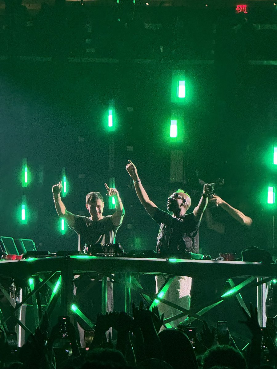 makeitraali's tweet photo. What a night!😎 @johnsummit https://t.co/yILvRPasZl