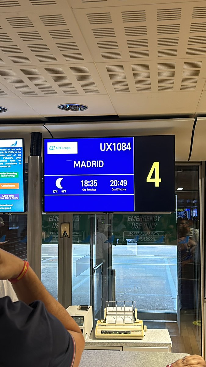 CesarPastrana's tweet photo. .@AirEuropa creando caos en el aeropuerto de Venecia con más de dos horas de retraso sin ningún tipo de noticia. Nuestros derechos pisoteados @consumidores https://t.co/rsy39mBqYY