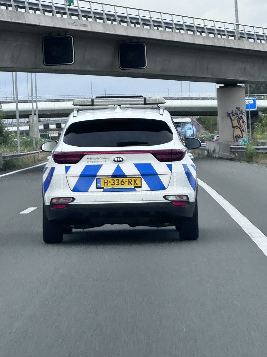 thabend0r's tweet photo. Hej @Politie zorgen jullie dat overheidsdiensten zich ook aan de regels houden? Deze zat net zowat in onze bumper! #verkeeraso #aso https://t.co/FHm8zKxzAk
