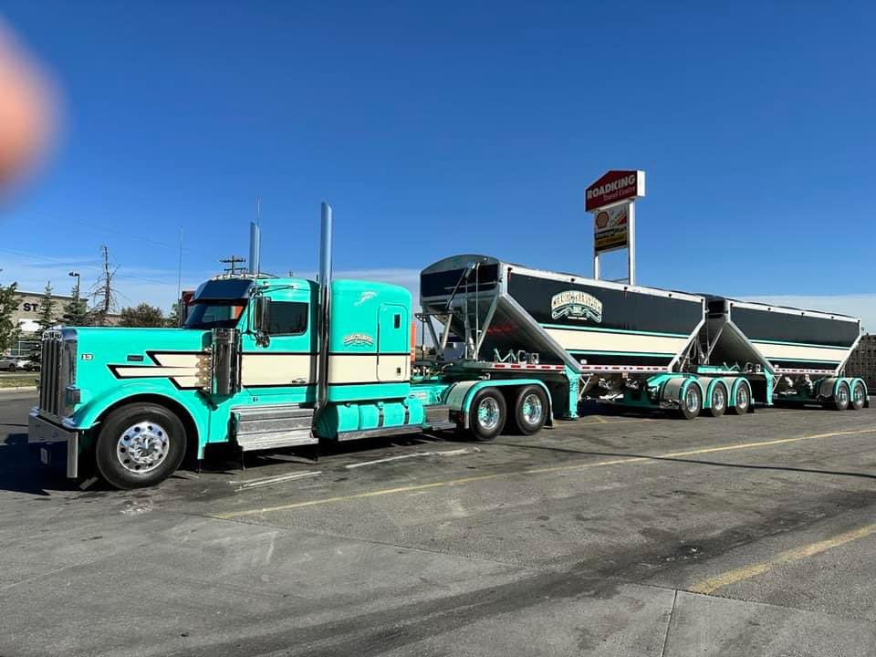 MfgTrailer's tweet photo. Looking large and in charge. #HaulMore #BuiltBetter #OneToughTrailer #HopperBottomMafia #PlatinumTrailerMFG https://t.co/eyIzl5zygz