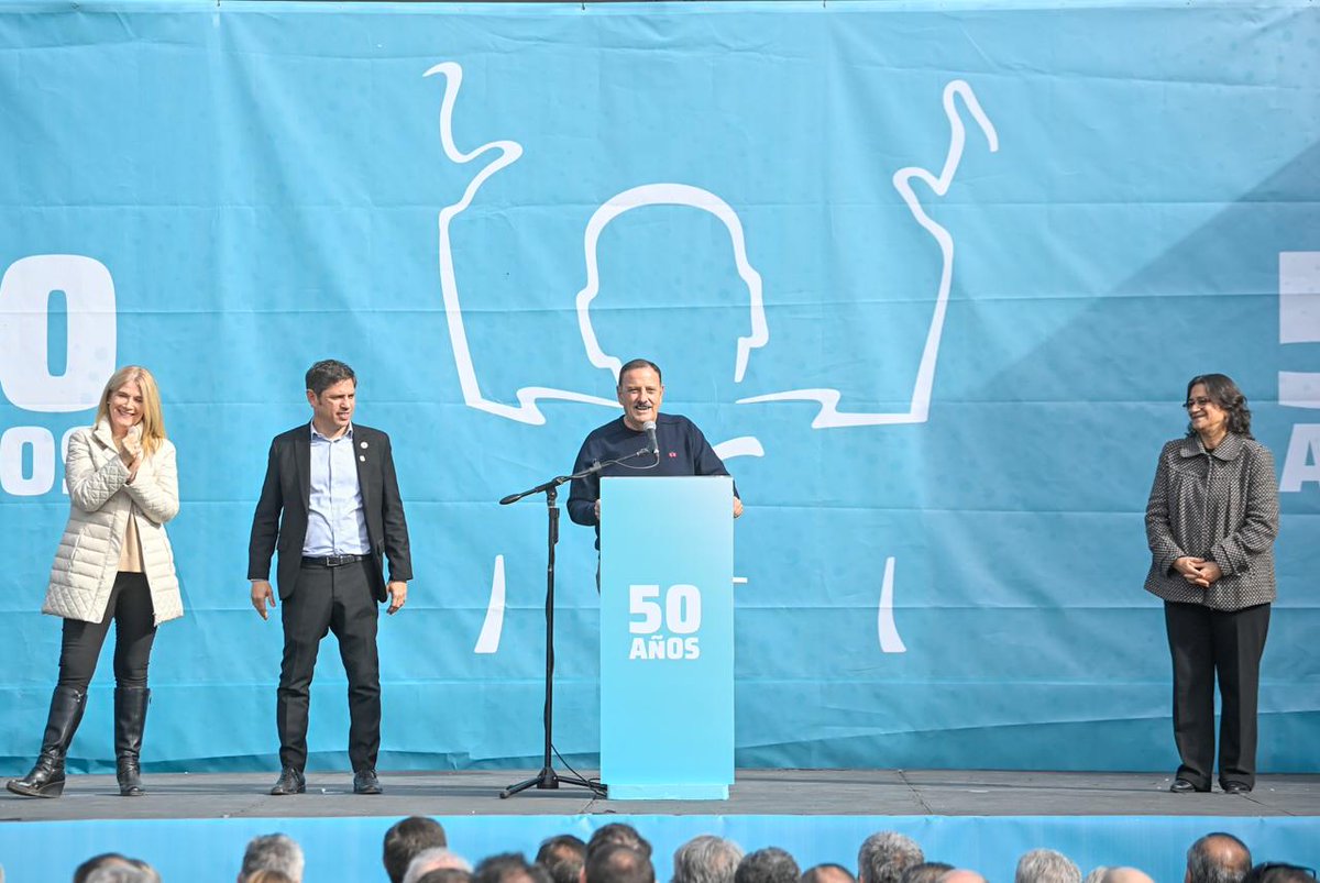 QuintelaRicardo's tweet photo. La unidad es una necesidad, hoy más que nunca; pues con unidad vamos a poder ofrecer un proyecto de país a la gente que está perdiendo la esperanza. Sabemos, y estamos seguros, que el peronismo es necesario para salir adelante y trabajar por una Argentina que vuelva a mirar al mundo con industria, trabajo y desarrollo.
Para mí fue un honor participar hoy del acto por el 50° aniversario del paso a la inmortalidad del general #Perón, quien nos dejó su legado y a quien no estamos dispuestos a decepcionar porque seguiremos apostando por nuestro país y a su gente.
Gracias compañero @Kicillofok y @magariovero por invitarme a este encuentro para compartir con compañeras y compañeros que siguen militando por el peronismo unido; y @LuciaCorpacci por compartir este momento, ambos sabemos que el Norte argentino viene luchando por el federalismo en todos los sentidos.
#PeronEterno