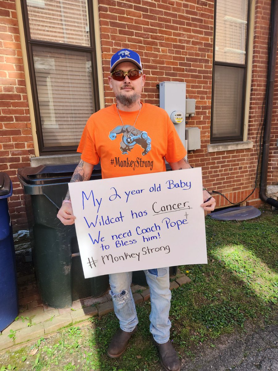 RobertA20481890's tweet photo. @DickieV #TeamMonkey, along with God, is with you. We'll continue to pray for your recovery, your surgery to go great, for your cancer to be healed, and for you to stay #MonkeyStrong throughout it all. Monkey is 2 years old, going through his cancer/chemo fight now & sending u xoxoxo β€οΈ https://t.co/sW3rvIeWZg
