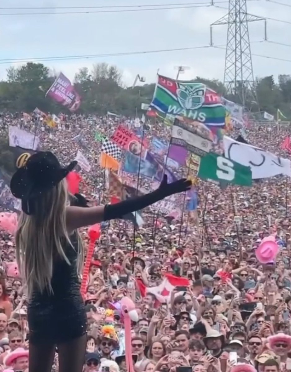 TheACCnz's tweet photo. Absolutely magnificent to see an ‘Up The Wahs’ flag flying at Glastonbury!  @NZWarriors https://t.co/kRIhKjUADJ
